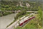 S2 1560 mit Abe 4/16 3104 naqch Chur verlässt Reichenau-Tamins. Die Strassenbrücke über den Rhein führt nach Flims. (02.05.2018)