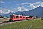 IR1137 nach St.Moritz mit ABe 8/12 3508 und Alvra-Wagen + WR bei Felsberg.