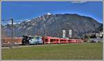 IR1145 nach St.Moritz mit Ge 4/4 III 648  Susch  zwischen Chur West und Felsberg. Der Berg im Hintergrund Montalin 2266m ü/M. (15.03.2020)