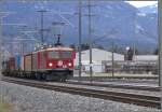 Auch auf dem Netz der Rhtischen Bahn gibts Doppeltraktionen, hier mit Ge 4/4 I 602  Bernina  und einer Schwesterlok beim passieren der Ausweichstelle Zizers.