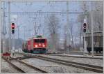 Ein kurzer Gterzug nach Samedan fhrt durch die Station Felsberg, gezogen von der Ge 6/6 II 705  Pontresina/Puntraschigna .