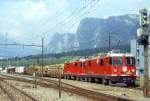 RhB Gterzug 5369 von Landquart nach Pontresina vom 21.08.1995 in Untervaz, aus Lastgrnden mit Doppelbespannung E-Loks Ge 4/4II 632 - Ge 4/4II 617 - Rpw 8300 - Rpw 8297 - Rpw 8274 - Uah 8137 - Ucek 8055 - Uce 8099 - Uce 8028 - Uce 8001 - Ua 8347 - Gb 5014 - Gb 5031 - Gb 5086 - Gbkv 5539 - Gb 5098. Hinweis: Zug steht abfahrtsbereit am Ausfahrtsignal.