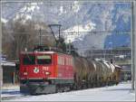 Ge 6/6 II 703  St.Moritz  trifft mit einem Gterzug in Untervaz-Trimmis ein. (01.02.2010)