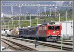 Gterzug mit drei Speisewagen und Ge 6/6 II 705  Pontresina  in Untervaz-Trimmis. (08.10.2010)