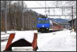 RE1144 mit Ge 4/4 III 647  Grsch  in Felsberg. Im Vordergrund ein typischer RhB-Schmalspurprellbock.(14.12.2012)