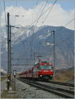 Die RhB Ge 4/4 III 646  BÜGA  mit einem Albula-Schnellzug Richtung St.Moritz bei Felsberg.