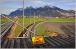 Nachdem die SBB und RhB Strecken von Chur bis Zizers mehr oder weniger parallel verlaufen, nimmt ab hier die RhB den Weg über Igis und Landquart Ried nach Landquart. Im Hintergrund von links der Falknis, das Glegghorn, der Vilan und die Scesaplana. (20.11.2014)