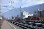 Haltestelle Ems Werk an der RhB Doppelspurstrecke Chur-Reichenau-Tamins. Rechts hinter der Bauabschrankung senkt sich neu das Anschlussgleis der Sgerei Stallinger und unterfhrt die RhB und die kantonsstrasse. (01.02.2007)