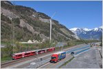 S1 1512 mit ABe 4/16 3105 zwischen Haldenstein und Untervaz-Trimmis, wo die Südspur der Autobahn zur Nordspur verlegt wird. Hier steht auch die einzige Windkraftanlage in Graubünden. (20.04.2016)