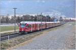 RE1133 mit ABe 8/12 3511 mit Alvra Gliederzug + 2 Pano + WR bei Felsberg.