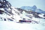 RhB - Dampfschneeschleuderextrazug 9462 fr Graubnden Tours von Alp Grm nach Ospizio Bernina am 21.02.1998 am Lago Bianco mit Dampfschneeschleuder X d rot 9213 - Triebwagen ABe 4/4 II 49.
