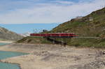 ABe 8/12 3507  Benedetg Fontana  hat als R1625 (St.Moritz - Tirano) den höchsten Bahnhof der RhB verlassen.