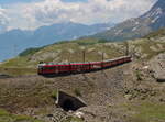 ABe 3502  Friedrich Hennings  hat mit seinem R1644 (Tirano - St.Moritz) die Baumgrenze überfahren und tritt ein in die karge Landschaft am Bernina Pass.

Berninabahn, 13. Juni 2017