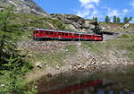 ABe 4/4 III 53  Tirano  und 51  Poschiavo  befinden sich als R1629 (St.Moritz - Tirano) oberhalp Alp Grüm am Ponzo del Drago.