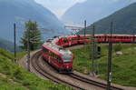 ABe 8/12 3513  Simeon Bavier  quietscht mit seinem R1652 (Tirano - St.Moritz) durch die scharfe und steile Kurve vor der Station Alp Grüm.