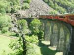 Regionalzug nach St.Moritz auf dem bekannten Kreisviadukt unterhalb von Brusio.10.05.07
