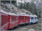 Regionalzug 1617 zwischen Morteratsch und Bernina Suot. Auch die Berninabahn macht jetzt Werbung fr das UNESCO Label  Weltkulturerbe Albula/Berninastrecke. ABe 4/4 51 fhrt den Zug vor ABe 4/4 41. (08.05.2007)