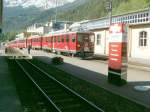 Der  Bernina Express  von Tirano nach St.Moritz bei der Einfahrt in den Bahnhof Poschiavo.10.05.07