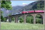 ABe 4/4 51 und 41 auf der Fahrt ber das Kreisviadukt von Brusio Richtung Tirano. Die sattgrnen Bume sind brigens Edelkastanien.
(08.05.2007)