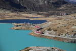  Die Rhätische Schlange  Regio von Tirano nach St.Moritz auf dem Berninapass beim Lago Bianco(Weisser See)oben der Lej Nair(Schwarzer See)15.10.17