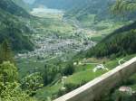 Nachdem der  Bernina Express  den Berninapass berwunden und auch die Station Cavaglia passiert hat,bietet sich dem Zugreisenden ein herrlicher Blick in das Puschlaver Tal mit seinem Hauptort