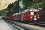 RhB: Langer Kesselwagenzug mit Doppeltraktion ABe 4/4 45 und ABe 4/4 46 bei einem Zwischenhalt in Alp Grüm im August 2003.