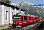 Paralleleinfahrt zwischen R1921 und R1621 mit ABe 8/12 3514 in Pontresina.