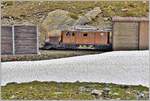 Am Seeende zwischen Ospizio Bernina und Alp Grüm erhasche ich einen kurzen Blick auf die Ge 4/4 182.