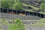 Auf unserer Wanderung überholt uns wieder der Extrazug mit dem Berninakrokodil Ge 4/4 182 in der Galleria Val da Pila Sotto. (30.05.2018)