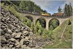 Sogar für ein Foto auf dem Aqua Val da Pila Viadukt reicht es noch, bis der Zug endgültig Richtung Poschiavo verschwindet. (30.05.2018)