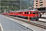 Jenseits des Zauns erreicht BerninaExpress 973 mit den beiden ABe 4/4 III 55  Diavolezza  und 56  Corviglia  den Endbahnhof Tirano. (15.08.2018)
