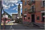 Bei der Chiesa Sant´Antonio zwischen Li Curt und Poschiavo nützt die Berninabahn den Engpass um die Strasse zu queren. Mittels Lichtsignal werden die Autos in die Schranken gewiesen. (15.08.2018)