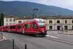 RhB - Triebzug ABe 8/12 3509 durchfährt die Ortschaft Tirano als  Straßenbahn  kurz nach der Ausfahrt aus dem dortigen Bahnhof am 23.08.2018 in Richtung Sankt Moritz.