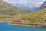 Der 12 ABe 8/12 3510  Alberto Giacometti  Bernina Express mit offenen Aussichtswagen am Lago Bianco kurz vor der Station Ospizio Bernina 2253m am 26.08.2018