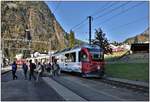 Wegen des Marronifests und der Einweihung des neuen Wanderwegs zum Kreisviadukt von Brusio ist der Andrang heute besonders gross. Während R1613 mit ABe 3512 seine Passagiere entlässt, ist R1640 mit ABe 8/12 3596 schon im Aufstieg nach Miralago. (14.10.2018)