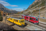 RhB ABe 4/4 I 30 mit Fotoextrazug für die FairFotografen wartet am 21. Oktober 2018 in Bernina Suot auf die Überholung durch Regio (hier mit ABe 8/12 3505) und Bernina-Express und Kreuzung mit dem Regio in der Gegenrichtung.