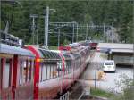 In Morteratsch kreuzen sich der Trenino Rosso (Tirano-St.Moritz) und der Bernina Express (Chur-Tirano) mit je sechs Panoramawagen.(13.06.2007)