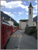Bei der engen Durchfahrt durch Li Curt bei Poschiavo wird der BerninaExpress kurzzeitig zur Strassenbahn. (08.05.2007)