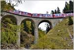 R1652 nach St.Moritz mit ABe 8/12 3501 auf den Val da Pila Viadukt. (18.10.2019)