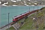 Der BerninaExpress fährt wieder, wenn auch erst sehr spärlich besetzt. PE951 mit ABe 8/12 3513 auf der Brücke am See gleich hinter Ospizio Bernina 2253m. (09.06.2020)
