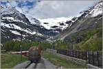 Nachschuss auf R1633 nach Campocologno oberhalb Alp Grüm mit dem schwindenden Palugletscher im Hintergrund. Verschiedene Holzbauten verhindern Schneeverwehungen während der Wintermonate. (09.06.2020)