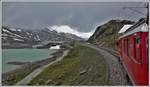 Das Wetter wechselt schnell auf dem Berninapass. R4656 mit ABe 4/4 III 56  Corviglia  und 52  Brusio  fährt dem Lago Bianco entlang Richtung Ospizio Bernina 2253m. (09.06.2020)