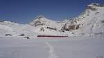 Der ABe 8/12 3503  Carlo Janka  fährt als Berninaexpress von Chur nach Tirano. Dieses Zugpaar ist das einzige, das nicht in Quarantäne ist. Die anderen beiden Zugpaare sowie alle Glacierexpresse fahren bis auf weiteres nicht. Hier fährt der Fünfwagenzug auf der Alp Bondo dem Berninapass entgegen. Bondo, 27.02.2021