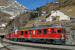 Doppeltraktion ABe 4/4 ll 51 und ABe 4/4 ll 56 in Alp Grüm am 13. Februar 2022.
Foto: Walter Ruetsch