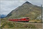 Die RhB Gem 4/4 801 und ein ABe 4/4 II sind mit einem Bernina Regionalzug auf dem Weg Richtung Süden. Das Bild entstand kurz nach der Haltstelle Bernina Diavolezza. 

18. September 2009