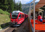 Regionalzug von St. Moritz nach Tirano kreuzt den Regionalzug der Gegenrichtung in einer Dienststation zwischen Alp Grüm und Cavaglia. Das Foto entstand aus dem offenen Panoramawagen am Schluss des Zuges. Cavaglia, 21.8.2023