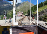 Blick aus dem offenen Panoramawagen am Schluss des Regionalzuges von St. Moritz nach Tirano auf den Bahnhof Alp Grüm mit dem wunderschönen Bahnhofgebäude (2091 Meter über Meer). Alp Grüm, 21.8.2023