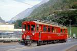 RhB - ABe 4/4 I 31 am 12.10.1999 in Campocologno - Gleichstromtriebwagen Bernina - Baujahr 1908 - SIG/Al/SAAS - 450 KW - Gewicht 30,00t - 1./2.Klasse Sitzpltze 12/27 - LP 13,93m - zulssige Geschwindigkeit 55 km/h - 3=31.12.1981 1=24.04.1998 - Logo RhB in deutsch - Lebenslauf: ex BB BCe 4/4 1 - 1943 RhB BCe 4/4 1 - 1947 BCe 4/4 31 - 1964 ABe 4/4 31. Hinweis: Hier wird auf einer Straen/Bahnbrcke das enge Tal gequert, gleichzeitig dient die Brcke als Bahnbergang mit Halbschranken gesichert.
