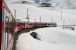 Bernina-Express 953 von Chur nach Tirano entlang des zugefrorenen Lago Bianco kurz vor Ospizio Bernina am 4.