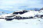 RhB Dampfschneeschleuder-Extrazug fr GRAUBNDEN TOURS 3466.2 von km 24,000 nach Ospizio Bernina am 21.02.1998 am Lago Bianco mit Dampfschneeschleuder X d rot 9213 - Dampflok G 3/4 1 - B 2060 - D